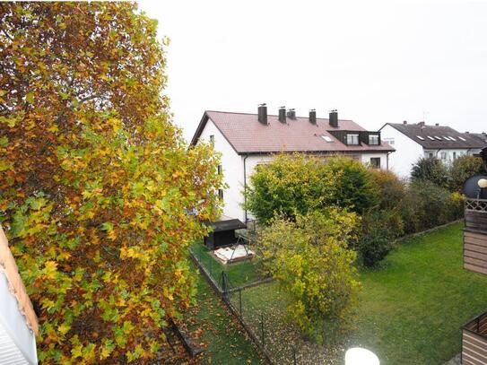 Fürth - Frei! Helle, freundliche Dachgeschosswohnung mit Balkon und Einbauküche und mit schönem Grundriss.