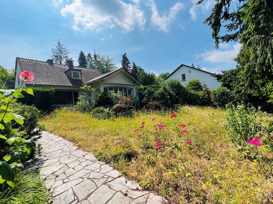 Frankfurt am Main - Frankfurt-Lerchesberg: Modernisierung oder Neubau: Älteres Einfamilienhaus auf Traumgrundstück!