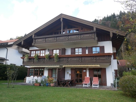 Aschau - Moderne Erdgeschoßwohnung mit schönem Gartenanteil