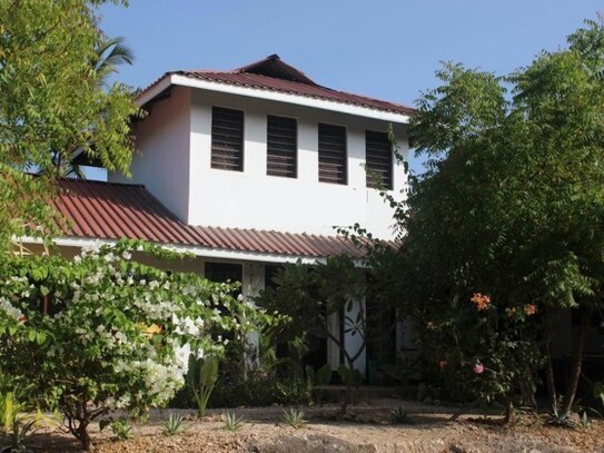 Diani - Lodge mit Restaurant und Ladengeschäften am Ozean