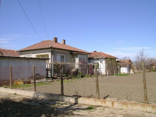 Dorf Sofronievo - 3 Häuser und eine Garage von 256 m2 und ein Hof von 1115 m2