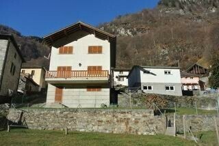 Buseno - Val Calanca Buseno Ferienhaus mit Doppelgarage