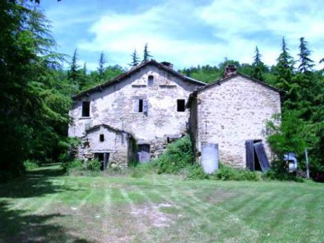 Forli - Großes ehemaliges Herrenhaus aus Naturstein auf einem Hügel.