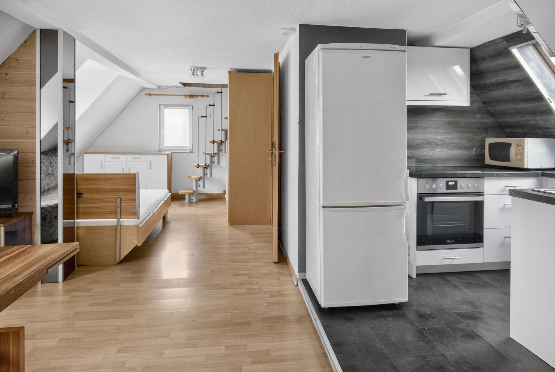 Stuttgart - Lichtdurchflutete DG-Wohnung mit zusätzlichem Dachboden