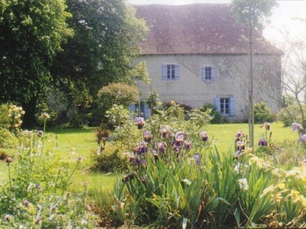 ST PIERRE DE FRUGIE - Herrenhaus, 17. Jhdt. Toplage, Nebengebäude, 2 Brunnen, See