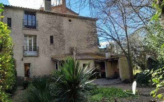 MONTPELLIER - 18th Century stone house, 2 bedrooms with 2 shower rooms on 3 levels,