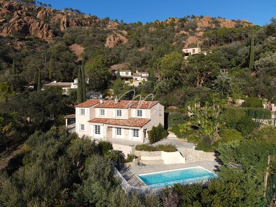 Agay - Sanierte Villa mit 6 Zimmern, Pool und Meerblick