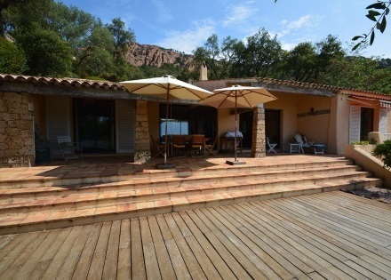 Agay - Provenzalische Villa in grüner Umgebung mit Pool und Meerblick