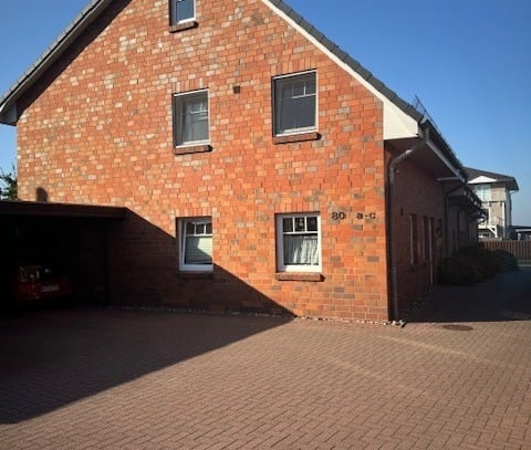 Husum - Schöne helle Wohnung mit Carport und Abstellraum, Innenstadtnähe