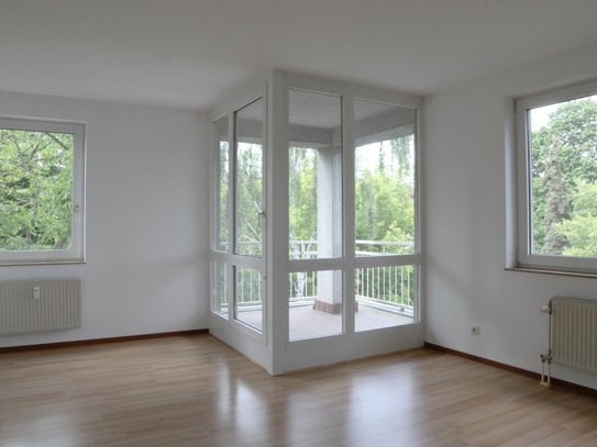 Berlin - Balkon, Aufzug, Keller - großräumige 3-Zimmer-Wohnung mit grünem Ausblick