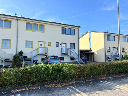 Neubrandenburg - HORN IMMOBILIEN ++ Neubrandenburg Brodaer Höhe, renoviertes Reihenendhaus mit Keller und Carport