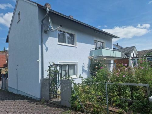 Güntersleben - Einfamilienhaus - Garten mit vielen Blumen - in 97261 Güntersleben bei Würzburg (ID 10461)