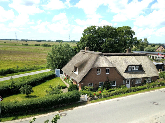 Rantrum - Reetdachhaus mit 3 Whg. in herrlicher Lage mit weitem Blick in die Marsch