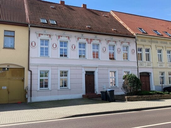 Köthen (Anhalt) - MFH (Kulturdenkmal) mit Stuckfassade in Köthen, kompl. vermietet, m. Garten u. Garage