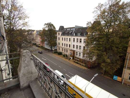 Zwickau - Tolle Aussichten! Frisch sanierte 5-Raumwohnung mit Balkon sucht genau Sie