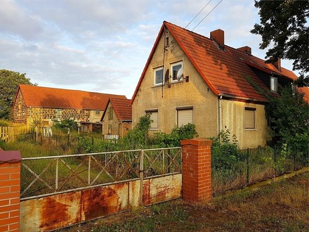 Teutschenthal - 2.619 qm großes Grundstück mit unsanierter Doppelhaushälfte bebaut + im Umkreis von Halle (Saale)