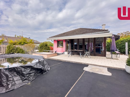 Schöngeising - Für den Käufer provisionsfrei! Vermieteter Bungalow in Ortsrandlage - mit div. Anbauten