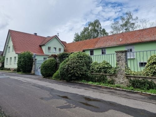 Arnstein - Große Halle mit schönem Haus und Nebengebäuden in herrlicher, ruhiger Umgebung von 97450 Arnstein-Dattensoll…