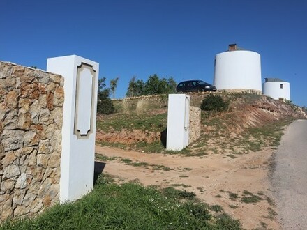 Vales de Pêra - Komplett umgebaute Windmühlen mit Gelände, Algarve