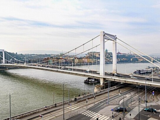 Budapest - Hochhauswohnung in dem am meisten patinierten Gebäude