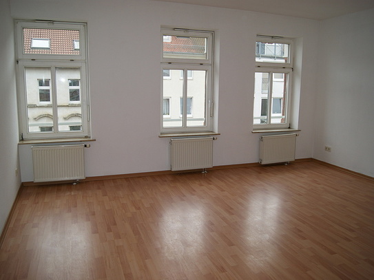 Leipzig - 2,5-Zimmer-Wohnung - großes Wohnzimmer, Laminat, Bad mit Badewanne, LIft