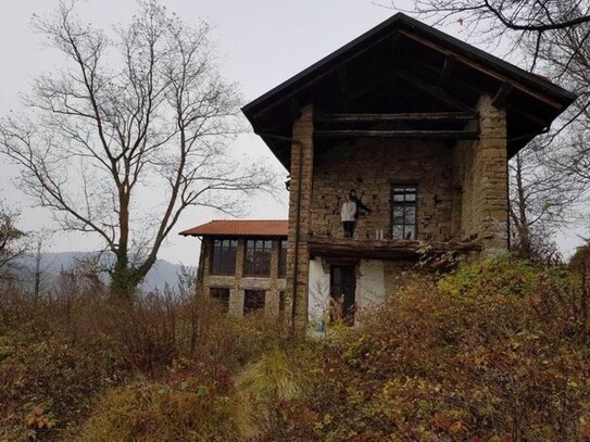 Mombarcaro Cuneo - Grosses Bauernhaus mit viel Land