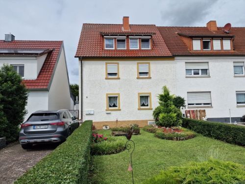 Bergrheinfeld - Einfamilienhaus mit Garten, Garage und kleinen Nebengebäude in 97493 Bergrheinfeld