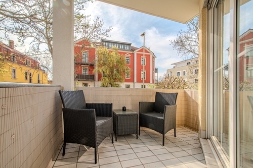 GEMÜTLICH – SUPER GESCHNITTEN – HOCHPARETERRE – BALKON – ROLLOS – WANNENBAD – STELLPLATZ