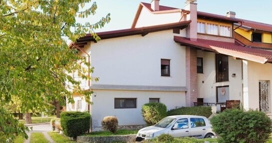 Oplotnica - Wohnung mit Eigenschaft eines Hauses und Baugrundstück