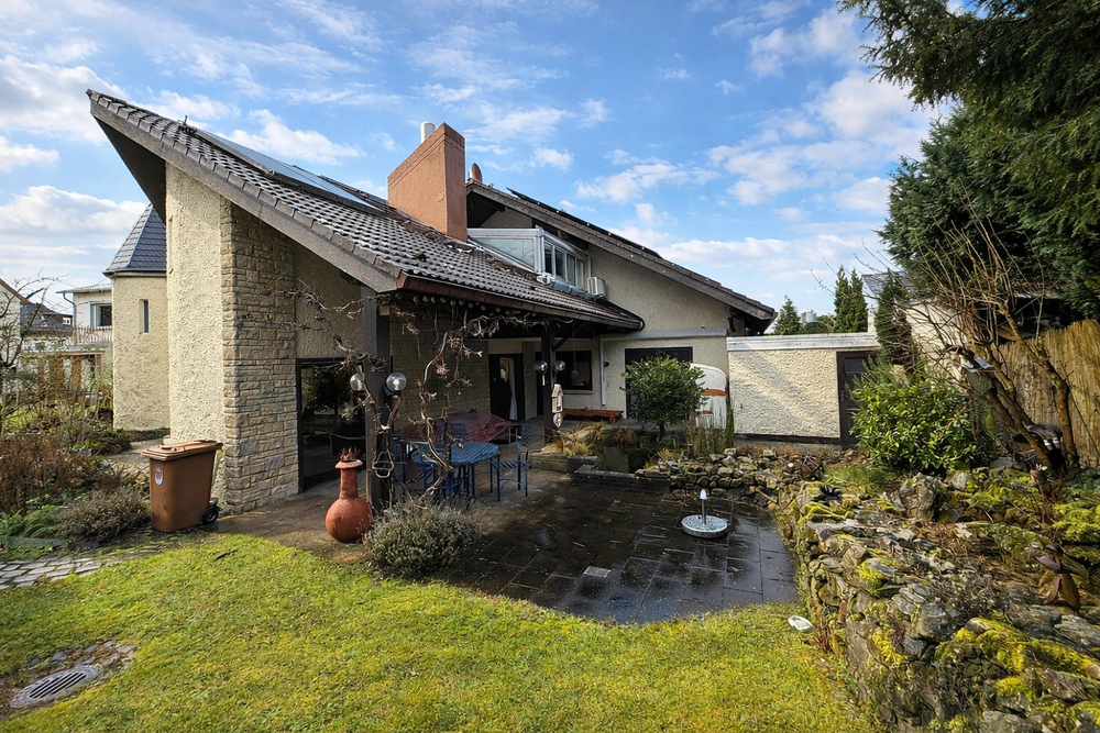 Kelkheim - Kelkheim: Individuelles Architektenhaus in toller Villenlage