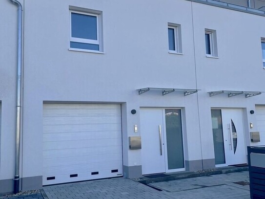 Linkenheim-Hochstetten - ~~ ENERGIEEFFIZIENTES REIHENMITTELHAUS (BAUJAHR 2022) MIT GARAGE UND GARTEN ~~