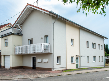 Püttlingen/Köllerbach - Solides Mehrfamilienhaus mit vier Wohneinheiten und zwei Garagen in zentraler Lage