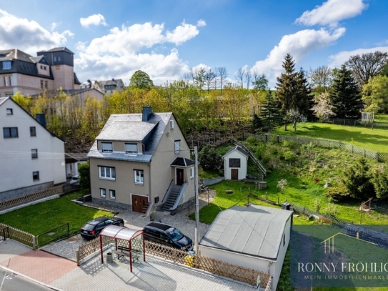 Gelenau/Erzgeb. - Idyllisches Zweifamilienhaus mit Garagen, Garten, Stellplätzen und über 1000m² Grundstück in Gelenau