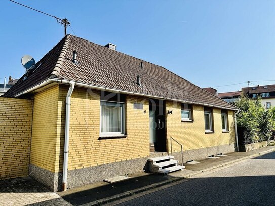 Schiffweiler - Freistehendes Einfamilienhaus im Zentrum von Schiffweiler mit kleinem Garten und Garage