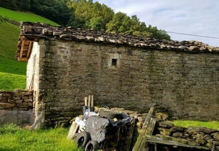 Vega de Pas (Yera) - Grundstück und Steinhaus zu verkaufen