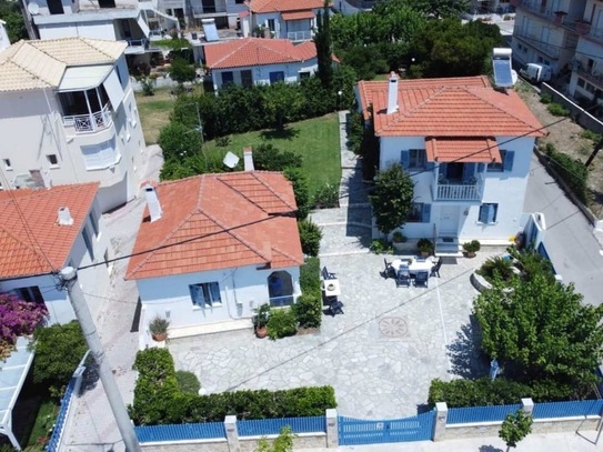 Paralia Sergoula - Provisionsfrei: Wunderschönes Anwesen mit 3 Häusern in Strandlage von Paralia Sergoula!