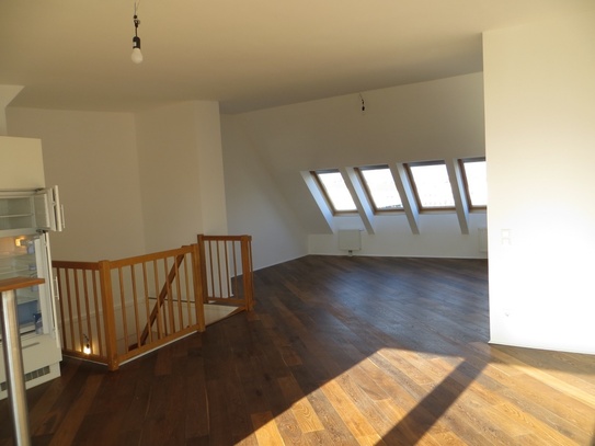 Angenehme 3-Zimmer-DG-Maisonette mit Terrasse - bei U3 Enkplatz!