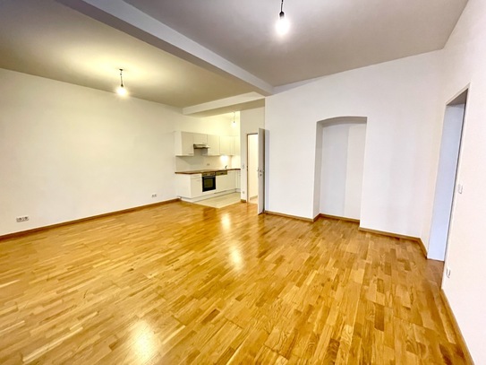 Große 2-Zimmer-Wohnung – Erdgeschoßlage in einer Wohnstraße