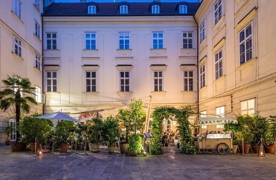 Repräsentatives, gut aufgeteiltes Büro im Palais Esterhazy zu meten