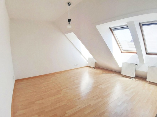 Geräumige Dachgeschosswohnung im 13. Bezirk - Nähe U4 Braunschweiggasse