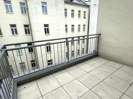 Großzügige 2 Zimmerwohnung mit Loggia im Dachgeschoss - Ruhelage - Nähe Äußere Mariahilfer Straße
