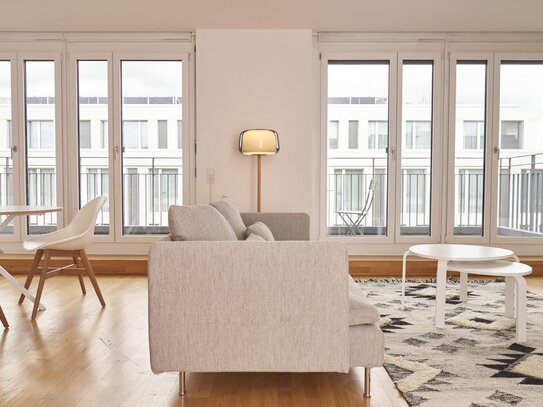 Penthouse Downtown Stuttgart City + 2 bdrm + Fitted Kitchen + Garage parking