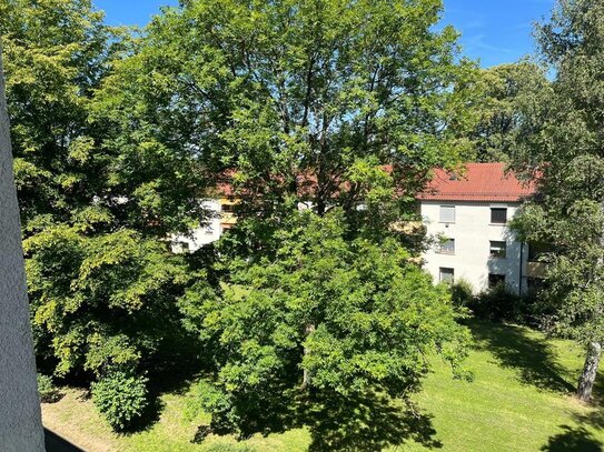 Spacious furnished room in sunny shared flat in Stuttgart Wolfbusch