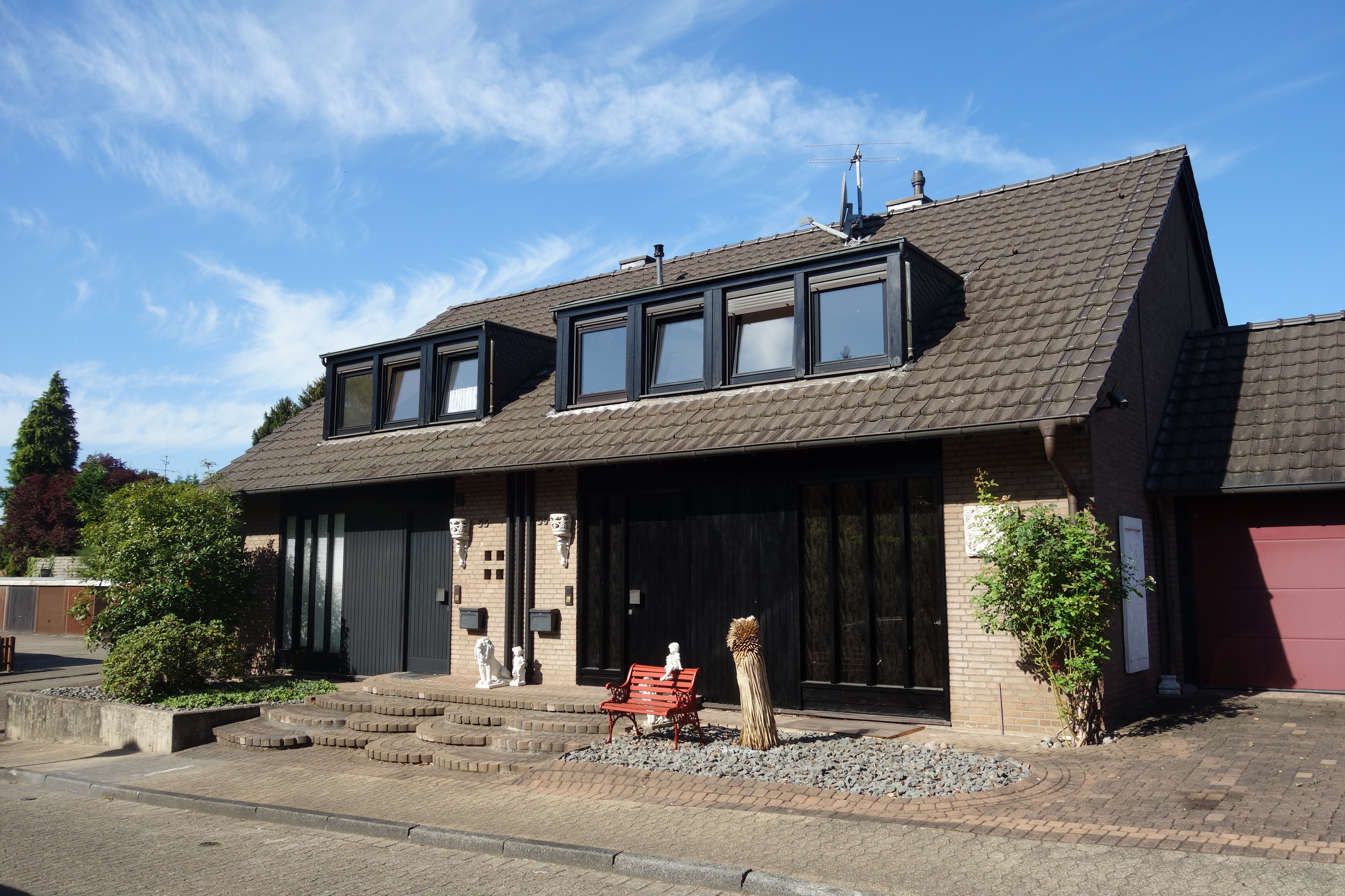 FREISTEHEND EXKLUSIV 1-2 FAM.-HS., 3 GARAGEN, 7 ZI./237 QM WFL., MARMOR, KAMIN, SAUNA IN KNITTKUHL