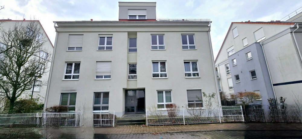 Gut geschnittene 4-Zimmer-Wohnung mit Balkon, Aufzug und Einzelgarage – Frankfurt-Nied