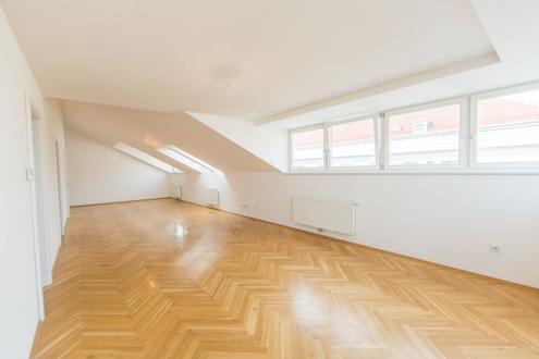 2-Zimmer Dachgeschoss Wohnung mit wunderschönem Ausblick auf die Keplerkirche