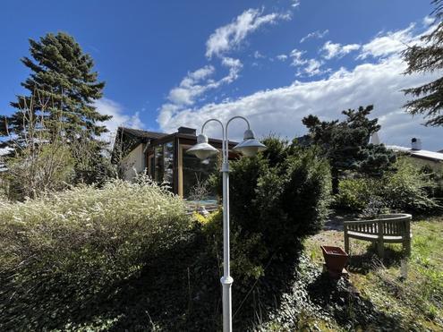 Bungalow mit großem Wintergarten und herrlichem Naturgarten