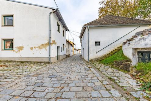 TRADITIONELLER WEINKELLER IN GROßHARRAS