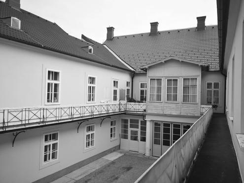 Hofseitige AltbauWohnung mit 3 Zimmern