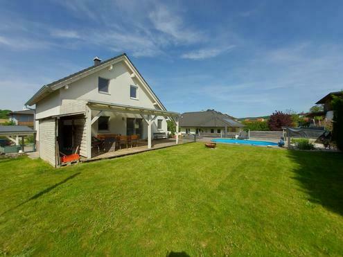 VOLL UNTERKELLERTES EINFAMILIENHAUS MIT POOL UND DOPPELCARPORT